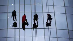 Tokoh superhero Captain America, Superman, Batman dan Spiderman membersihkan kaca jendela kamar di sebuah rumah sakit di Birmingham, Alabama, Rabu (11/10). Mereka bergelantungan di luar jendela dengan mengenakan kostum. (AP Photo/Brynn Anderson)