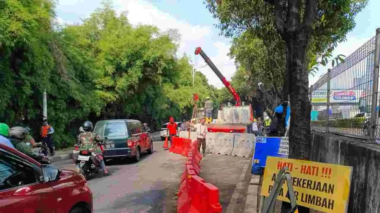 Galian Sistem Pengelolaan Air Limbah Domestik Terpusat (SPALD-T) di kawasan TB Simatupang, Jakarta Selatan.