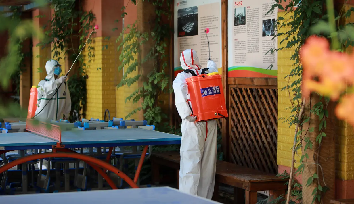 Petugas pemadam kebakaran mendisinfeksi bangunan Sekolah Asrama No. 3 Wuhan di Distrik Hanyang, Kota Wuhan, Provinsi Hubei, China, 3 Agustus 2020. Upaya disinfeksi dilakukan pada Senin (3/8) di sekolah itu untuk mempersiapkan dimulainya kembali kegiatan belajar mengajar di kelas. (Xinhua/Wang Fang)