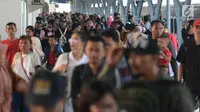 Pemudik berjalan menuju pintu kedatangan di Stasiun Pasar Senen, Jakarta, Sabtu (8/6/2019). Volume penumpang arus balik melalui moda transportasi kereta api  di stasiun Stasiun Senen mengalami lonjakan pada H+3 Lebaran. (merdeka.com/Imam Buhori)