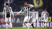 Bek Juventus Medhi Benatia melakukan selebrasi usai membobol gawang Roma saat pertandingan Liga Italia di Turin, Italia (23/12). Juventus berhasil mencetak gol lewat bek mereka Mehdi Benatia pada menit ke-18. (AFP Photo/Marco Bertorello)