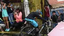 Peserta lomba sepeda terjatuh saat mengikuti balapan Urban Bike Inder Medellin di gubuk comuna 1 di Medellin, Antioquia department, Kolombia (19/11). (AFP Photo/Joaquin Sarmiento)