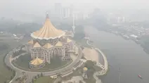 Kota Kuching Diselimuti Kabut Asap Akibat Kebakaran Hutan Indonesia