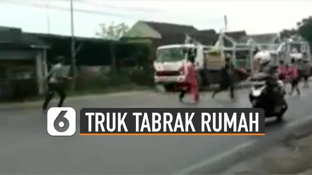 Ngeri video detik-detik truk tabrak bangunan rumah di pinggir jalan karena menghindari bocah-bocah di tengah jalan.