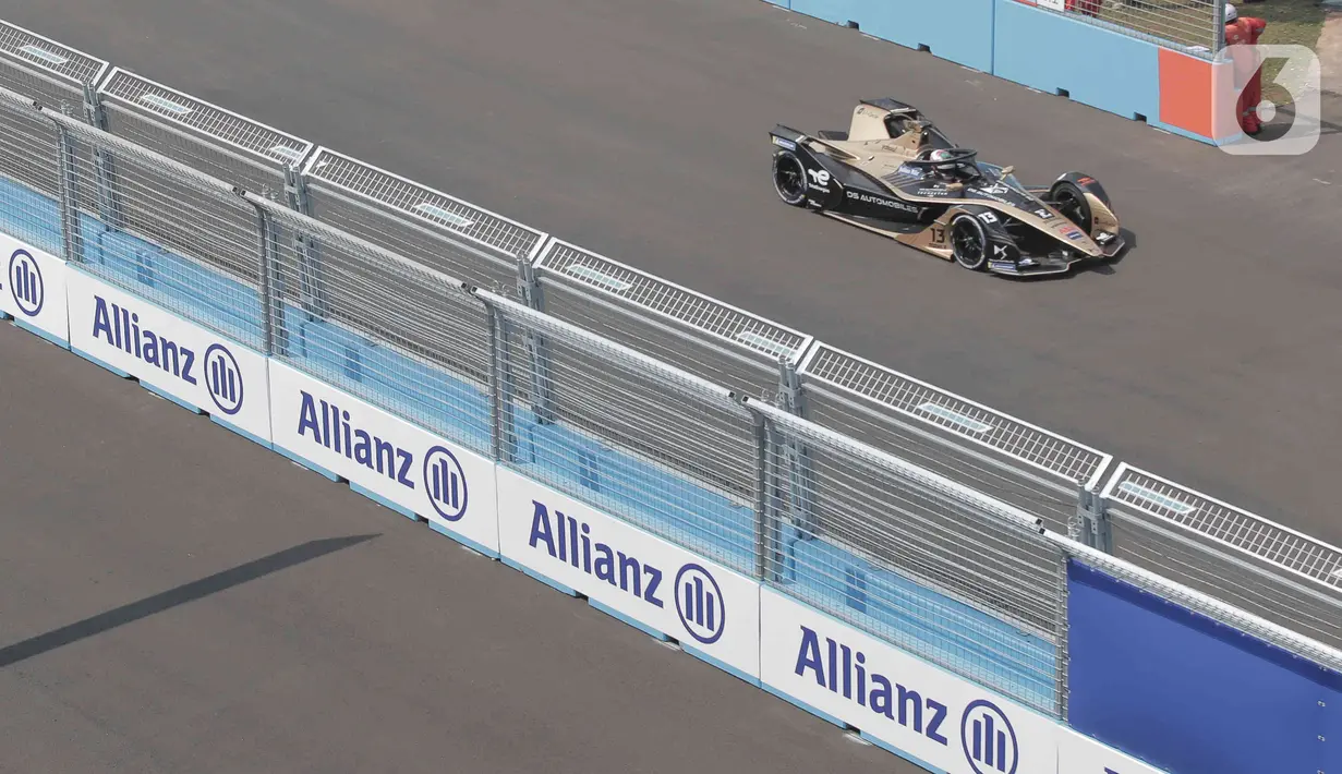 Pembalap Antonio Félix Da Costa melaju saat kualifikasi ajang balap Formula E Jakarta di Jakarta International E-Prix Circuit (JIEC), Jakarta, Sabtu (4/6/2022). Pole position Formula E Jakarta 2022 diraih pembalap DS Techeetah Jean Eric Vergne  usai mengalahkan rekan setimnya Antonio Felix da Costa pada final babak kualifikasi Formula E 2022 Jakarta. (Liputan6.com/Herman Zakharia)