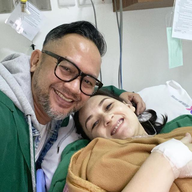 6 Momen Lahiran Anak Keempat Mona Ratuliu, Penuh Haru Bareng Suami