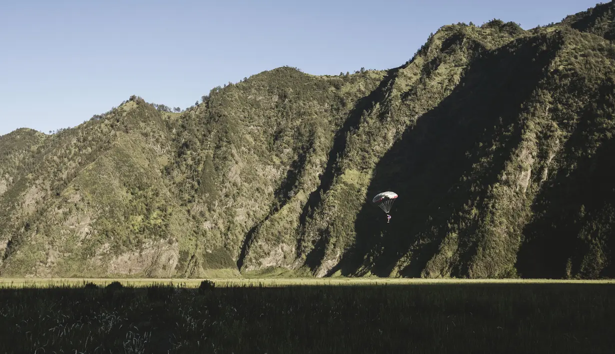 Georg Lettner saat akan mendarat di lautan pasir Bromo. (Red Bull Content Pool)
