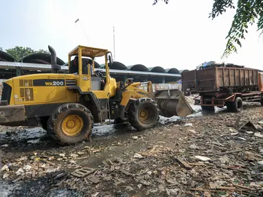 Alat berat dikerahkan untuk mengangkut sampah di area yang akan dibangun sebagai pusat perkulakan di Pasar Kramat Jati, Jakarta, Jumat (2/9). Anggaran pembangunan pusat perkulakan ini diperkirakan mencapai Rp20 miliar. (Liputan6.com/Yoppy Renato)