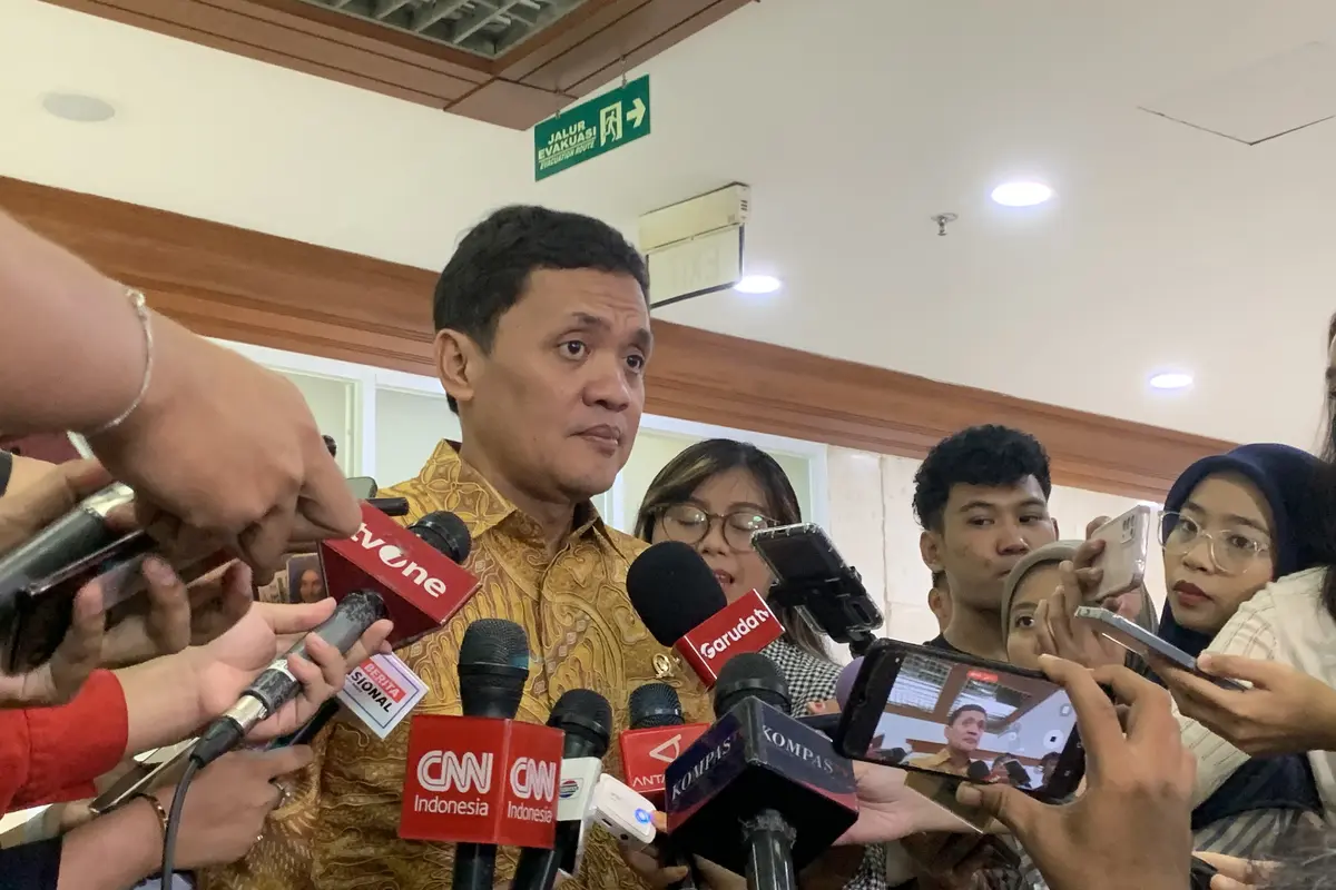 Ketua Komisi III DPR Habiburokhman akan membahas usulan perlu tidaknya polisi memengang senjata api ke depan. Hal ini terkait kasus polisi tembak siswa SMKN 4 Semarang,