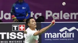 Pebulutangkis Indonesia, Jonatan Christie, saat melawan wakil China Taipei, Chou Tien Chen, pada final tunggal putra bulutangkis di Istora Senayan, Selasa (28/8/2018). (Bola.com/Peksi Cahyo)