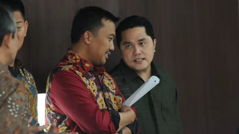 Menpora Imam Nahrawi (kedua kanan) berbincang dengan Ketua KOI, Erick Thohir jelang rapat evaluasi SEA Games 2017 dan progres persiapan Asian Games 2018 di Jakarta, Senin (2/10). Rapat dipimpin Menko PMK Puan Maharani. (Liputan6.com/Helmi Fithriansyah)