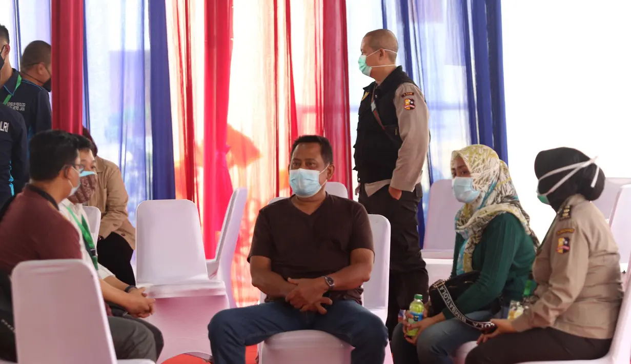 Supeno Hendri Kiswanto (tengah), ayah dari Okky Bisma korban kecelakaan pesawat Sriwijaya Air SJ 182, saat menerima pendampingan sesaat sebelum mengurus pengambilan jenazah Okky Bisma di Posko Ante Mortem, RS Bhayangkara RS Sukanto, Jakarta, Rabu (13/1/2021). (Liputan6.com/Helmi Fithriansyah)