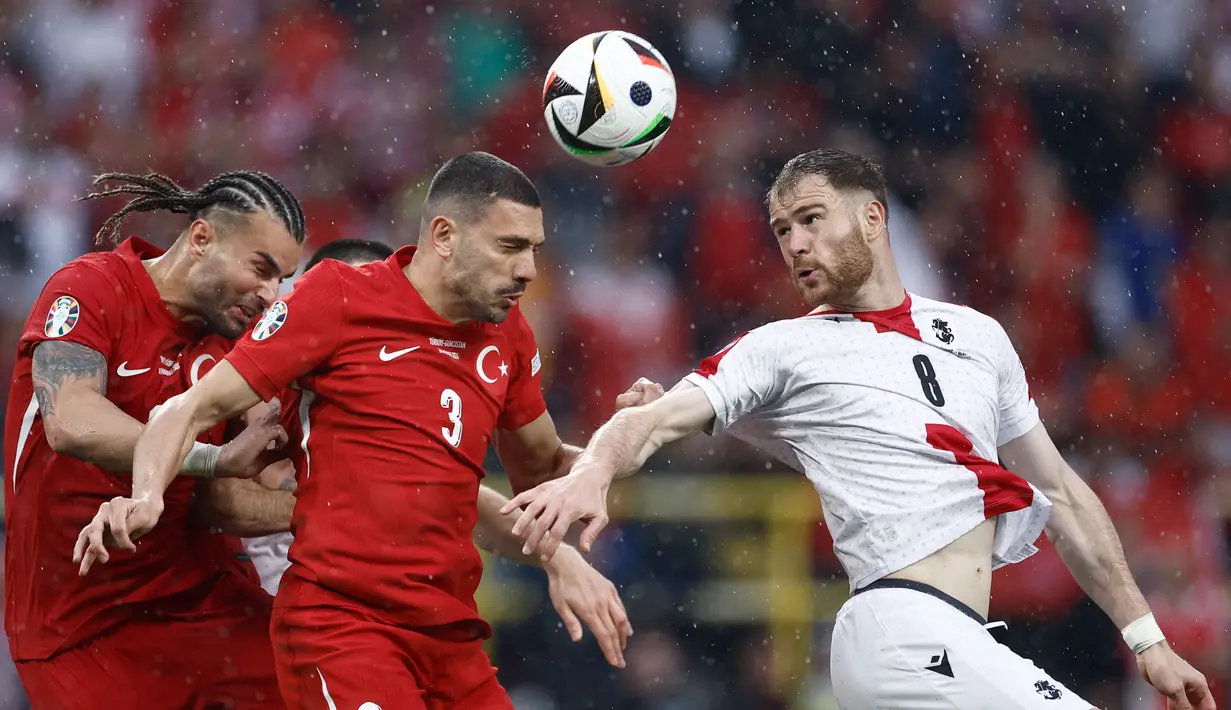 Dengan kemenangan ini, Turki memimpin di klasemen grup F Euro 2024 yang juga dihuni Republik Ceko dan Portugal. (KENZO TRIBOUILLARD / AFP)