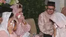 Pengajian jelang nikah dilakukan di kediaman Sheza. Sheza tampil cantik dengan busana serba putih. Terlihat begitu khusu melantunkan ayat suci Alquran. Acara itu juga dihadiri oleh ibu-ibu warga sekitar. (Adrian Putra/Bintang.com)