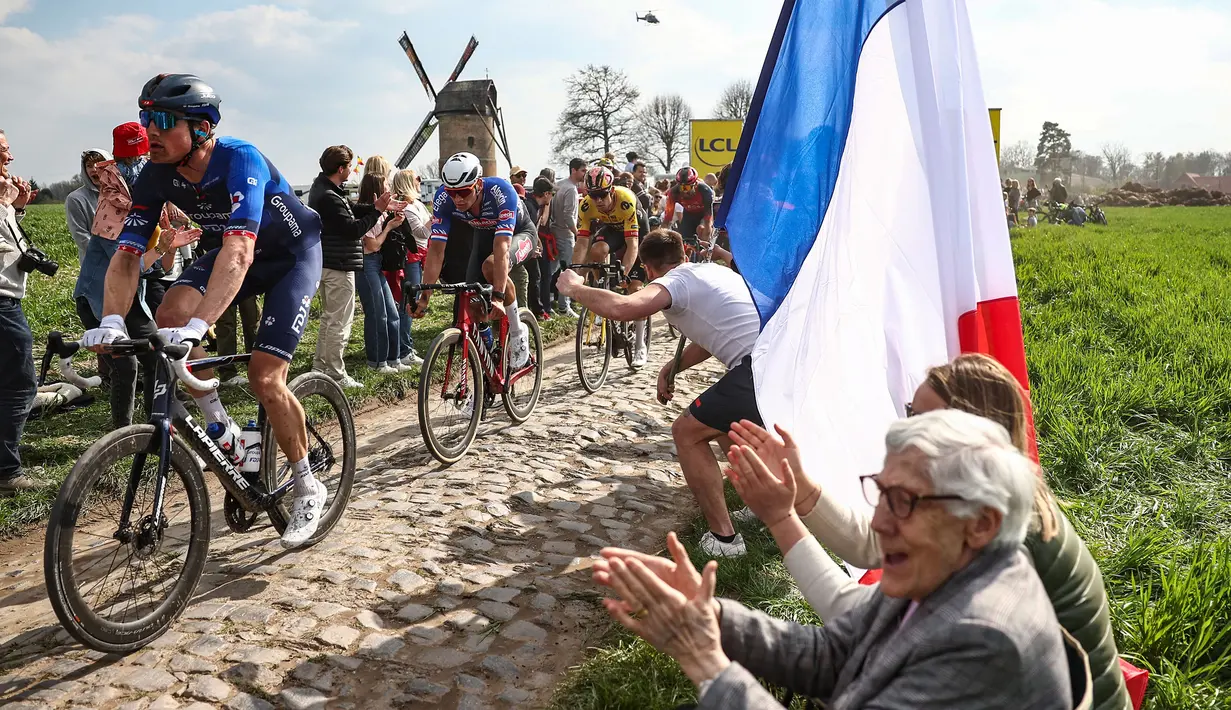 Pebalap Alpecin-Deceuninck, Mathieu Van der Poel (kedua kiri) memacu sepedanya saat ajang balap sepeda Paris Roubaix 2023 yang menempuh Compiegne hingga Roubaix, Prancis utara, 9 April 2023. (AFP/Anne-Christine Poujoulat)