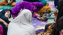 Untuk penanganan awal, Pemkab setempat telah membuka 17 lokasi pengungsian di Kecamatan Meureudu. Tampak dalam foto, warga desa terdampak banjir beristirahat di tempat pengungsian setelah banjir bandang melanda Meureudu, Kabupaten Pidie Jaya, Provinsi Aceh, pada 29 November 2025. (CHAIDEER MAHYUDDIN/AFP)