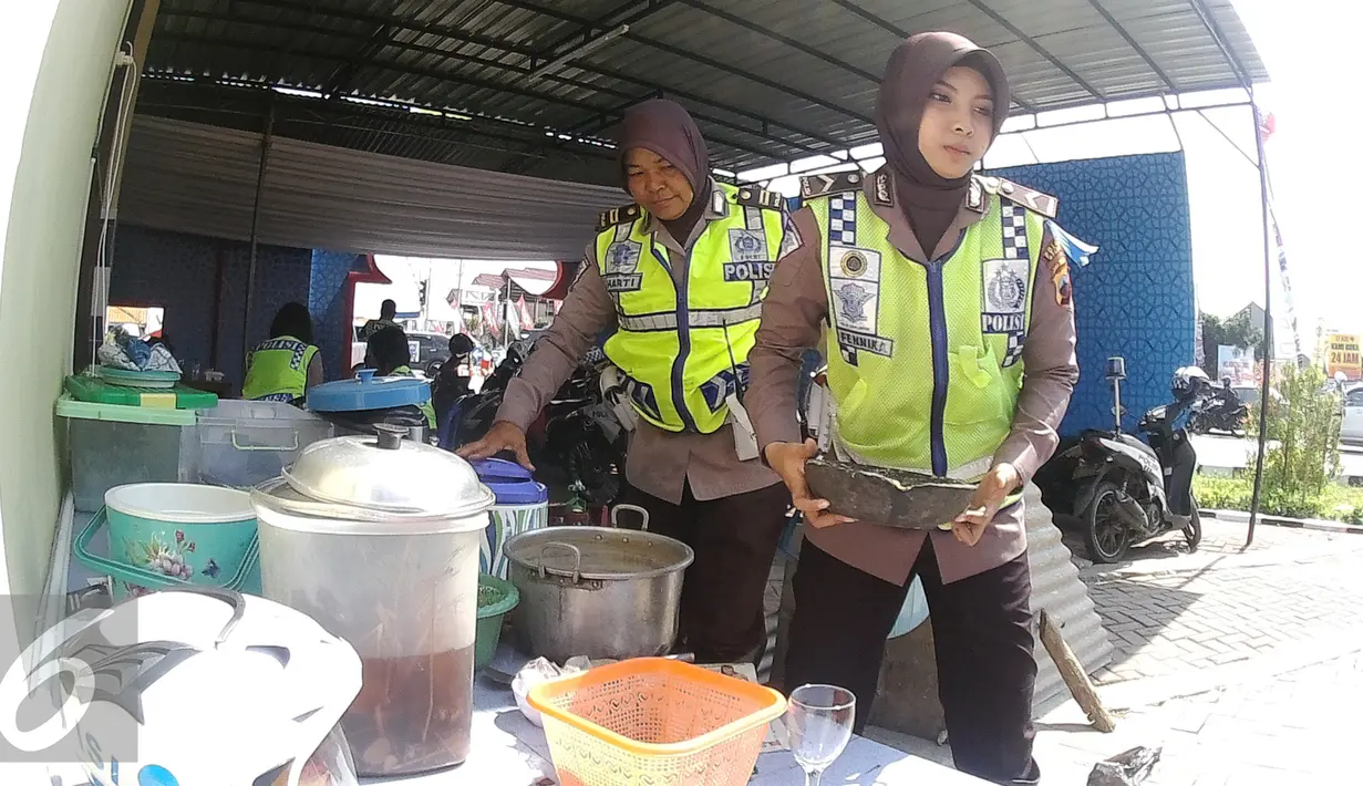 Brigadir Dua Fennika mempersiapkan bahan makanan untuk para anggota kepolisian yang bertugas di pos pengamanan 06 exit tol Brebes Timur, Jawa Tengah, Sabtu (9/7). (Liputan6.com/Herman Zakharia)