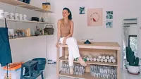 Studio keramik di rumah Sophia Latjuba. (dok. Instagram @sophia_latjuba88/https://www.instagram.com/p/CKQx8QvBin_/)