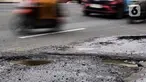 Sejumlah pengendara kendaraan bermotor melewati salah satu titik kerusakan di Jalan Raya Parung-Ciputat Kota Depok, Jawa Barat, Senin (10/2/2025). (Magang/Liputan6.com/Muhammad Rizal)
