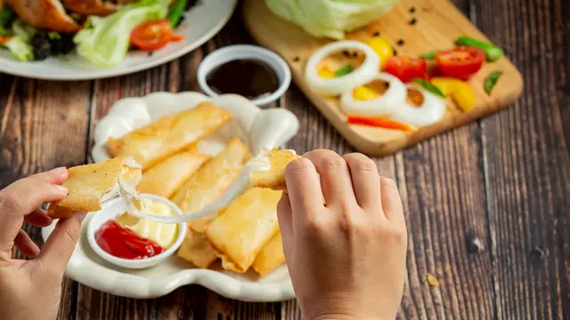 Cara menggulung dan menggoreng spring roll