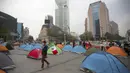 Demonstran yang menuntut pengunduran diri Presiden Meksiko Andres Manuel Lopez Obrador berkemah di perempatan Juarez Avenue dan Reforma Mexico City, Senin (21/9/2020). Para demonstran memutuskan untuk berkemah di jalan, memblokir Jalan Juarez sepenuhnya. (AP Photo/Fernando Llano)