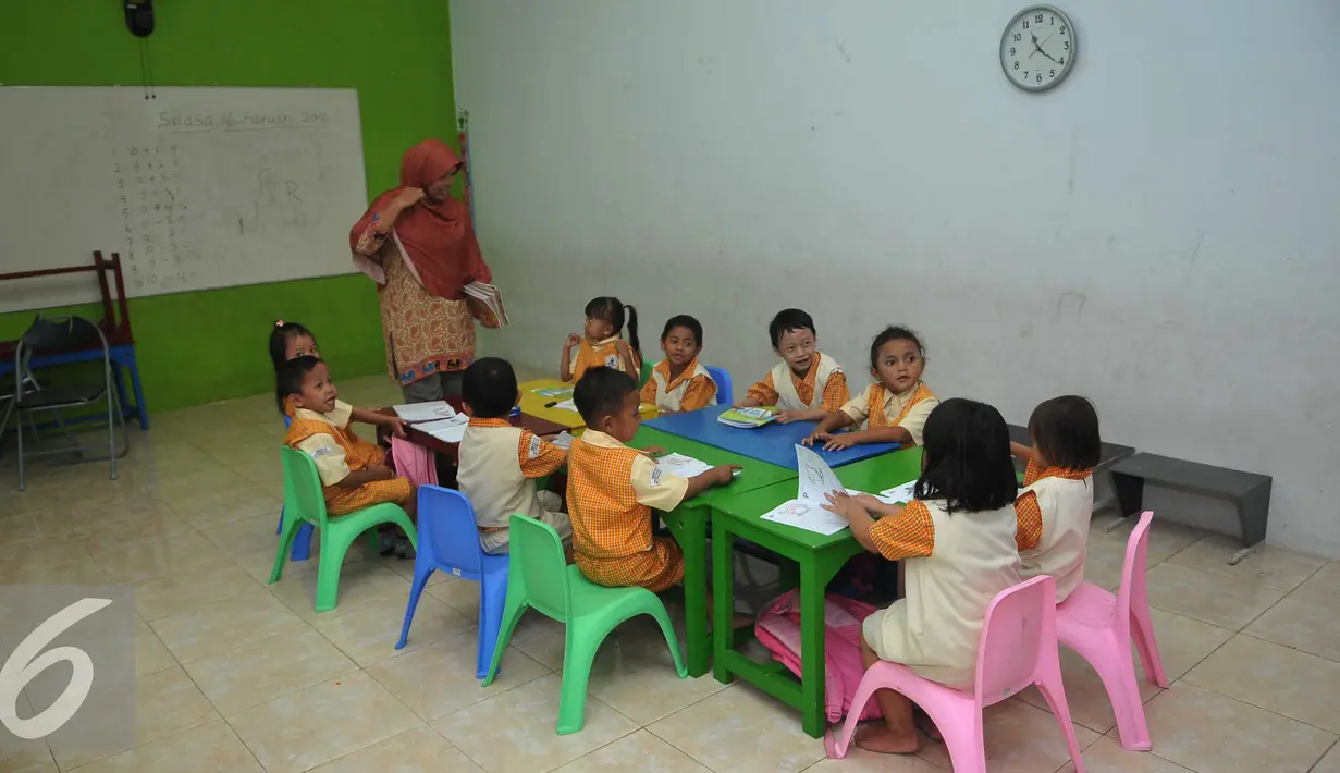 Murid-murid PAUD Seruni Indah belajar di sebuah bangunan majelis taklim yang didirikan secara swadaya oleh masyarakat setempat, di kawasan Kalijodo, Jakarta Utara, Selasa (16/2). (Liputan6.com/Gempur M Surya)