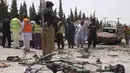 Petugas keamanan menyisir lokasi serangan bom bunuh diri di Quetta, Pakistan, Rabu (25/7). Saksi mata mengatakan ledakan terjadi ketika warga berdatangan ke tempat pemungutan suara (TPS) setempat. (AP Photo/Arshad Butt)