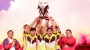 Tim Onic Esports merayakan gelar juara usai mengalahkan Louvre Juggernaut pada final Piala Presiden Esports 2019 di Istora Jakarta, Minggu (31/3). Onic Esports menang 3-0 atas Louvre Juggernaut. (Bola.com/M Iqbal Ichsan)