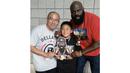 Kimbo Slice saat bersama fans ciliknya sebelum berlaga. (Bola.com/Twitter/KimboSlice)
