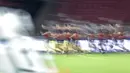 Para pemain Timnas Indonesia melakukan pemanasan saat latihan resmi menjelang laga putaran ketiga Grup C Kualifikasi Piala Dunia 2026 di Stadion Utama Gelora Bung Karno (SUGBK), Senayan, Jakarta, Senin (24/03/2025). (Bola.com/Bagaskara Lazuardi)