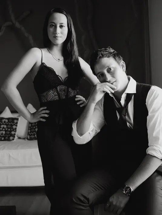 Kesan seksi sebagai pasangan ditunjukkan keduanya lewat potret hitam putih. Janisaa memilih bralette  dengan trousers. Sementara Mike Lewis memilih vest yang dipadukan dengan kemeja putih dan meshy tie. (instagram/mikelewis)