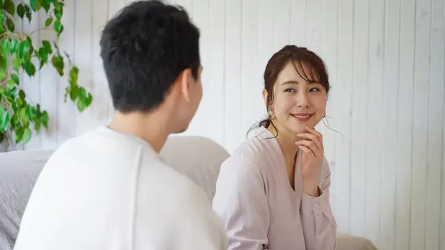 perempuan dan pasangan berbagi kisah cerita