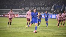 Striker Persib Bandung, Andrew Jung mengeksekusi penalti dengan sempurna ke gawang Persik Kediri dalam laga pekan ke-25 BRI Super League 2025/2026 di Stadion Gelora Bandung Lautan Api, Bandung, Senin (9/3/2026). (Bola.com/Muhammad Faqih)