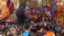 Balon-balon kertas berukuran raksasa dengan motif tradisional diterbangkan sebagai simbol syukur, mempererat gotong royong warga, serta menghidupkan pariwisata lokal di antara Gunung Sumbing dan Sindoro. Tampak dalam foto, para pengunjung menyaksikan balon udara yang dihiasi motif tradisional sebelum diluncurkan selama festival tahunan yang diadakan untuk merayakan Hari Raya Idul Fitri, di desa Semayu, Wonosobo, Jawa Tengah pada Senin 23 Maret 2026. (DEVI RAHMAN/AFP)