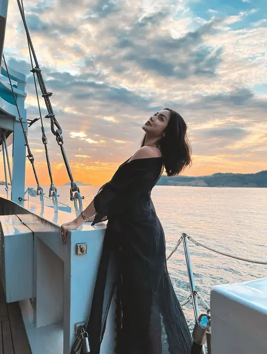 Spaghetti top juga menarik dipadukan dengan long sheer outerwear seperti potret penampilan Jedar satu ini. [Instagram/inijedar]