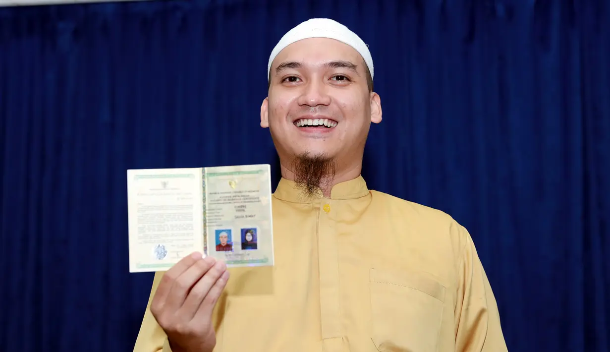 "Membina rumah tangga yang syar'i, itu semua ada contohnya kayak selalu bertakwa kepada Allah. Dengan aku memilih istri yang solehah itu membantu aku mendidik anak. Ibu adalah madrasah untuk anaknya," ujar Egi John. (Deki Prayoga/Bintang.com)