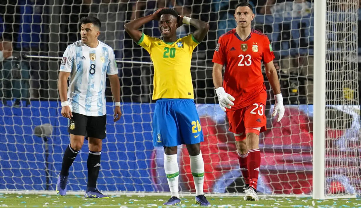 Pemain Brasil Vini Jr (tengah) bereaksi setelah kehilangan kesempatan untuk mencetak gol ke gawang Argentina pada pertandingan sepak bola kualifikasi Piala Dunia 2022 di Stadion Bicentenario, San Juan, Argentina, 16 November 2021. Pertandingan berakhir dengan skor 0-0. (AP Photo/Natacha Pisarenko)