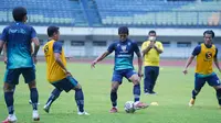 Persib Bandung kembali memulai rutinitas latihan bersama di Stadion Gelora Bandung Lautan Api, Selasa (14/9/2021). (Foto: MO Persib)