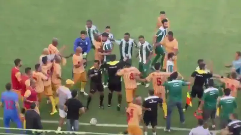 Baku pukul warnai duel derby lokal sepak bola Brasil.