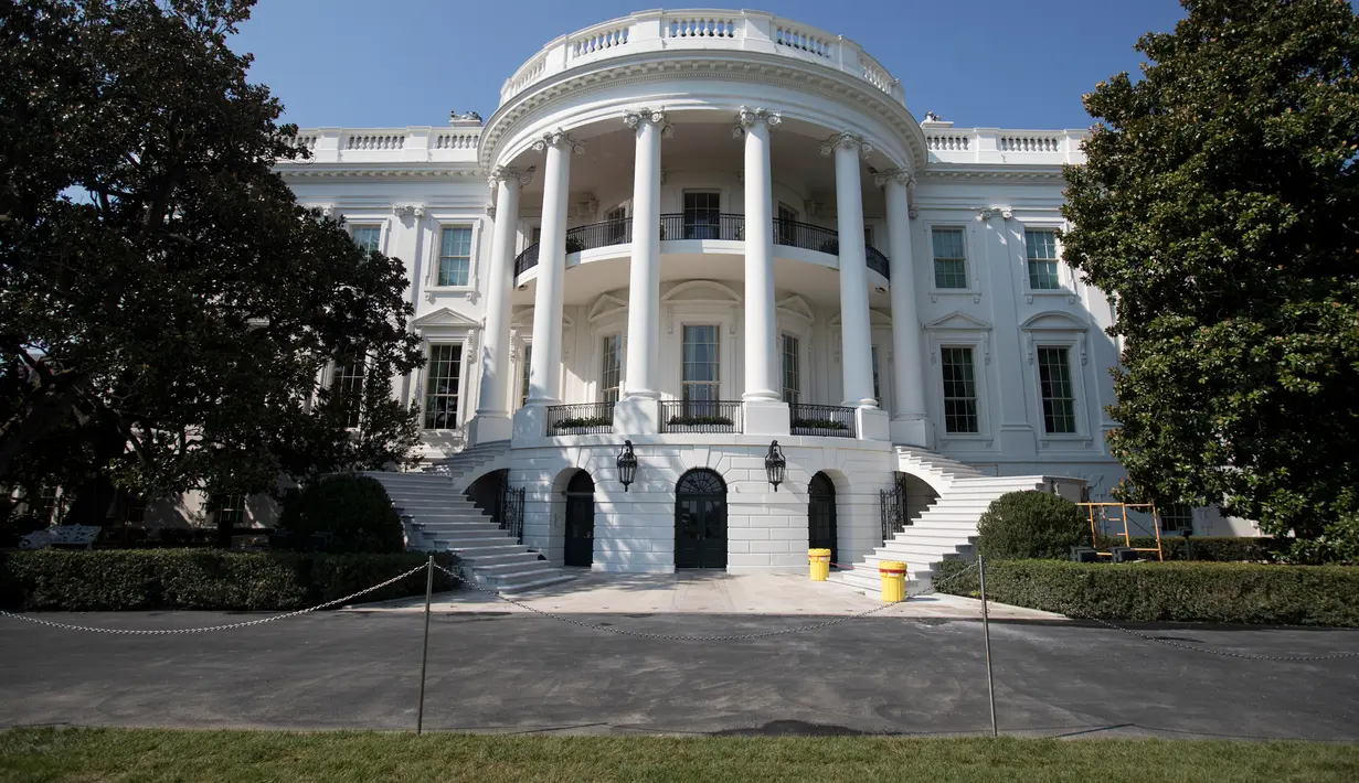 Renovasi tangga di teras Portico Selatan Gedung Putih, Washington yang baru saja rampung, Selasa (22/8). Renovasi interior dan eksterior rumah dinas Presiden AS Donald Trump itu memakan biaya hingga Rp 45 miliar. (AP Photo/Carolyn Kaster)
