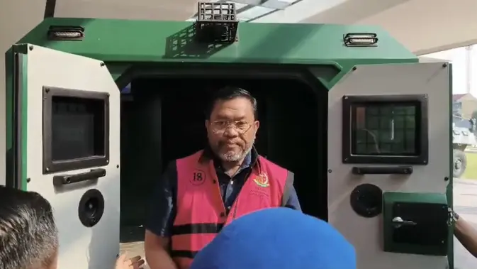 Penampilan Sony Sonjaya dan Buku Catatan Kecil di Tangan