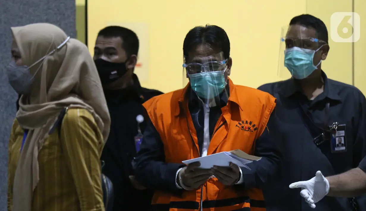 Abdul Rozak Muslim (rompi oranye) berjalan meninggalkan gedung KPK usai penetapan penahanan sebagai tersangka dugaan suap terkait pengurusan dana bantuan Provinsi Jawa Barat kepada pemerintah Kabupaten Indramayu TA 201-2019, Jakarta, Senin (16/11/2020). (Liputan6.com/Helmi Fithriansyah)