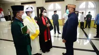 Gubernur Gorontalo Rusli Habibie, saat berbincang dengan 3 tokoh agama berbeda di Gorontalo (Arfandi Ibrahim/Liputan6.com)