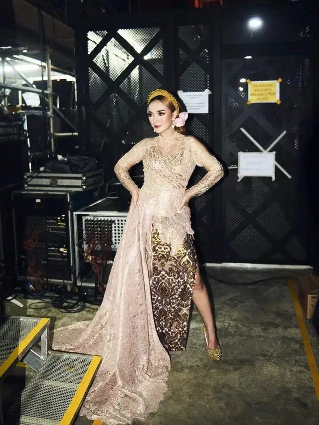 10 Ide Style Elegan Pakai Kebaya dan Rok Lilit ala Artis, Shenina Cinnamon-Prilly Latuconsina