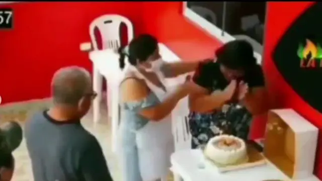 Wanita Rayakan Ultah Seorang Diri, Aksi Pelayan dan Pengunjung Restoran Buat Haru