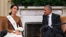 Pemimpin Myanmar Aung San Suu Kyi berbincang dengan Presiden AS, Barack Obama dalam pertemuan bilateral di Gedung Putih, Rabu (14/9). Amerika Serikat diketahui tahun lalu mulai mencabut berbagai sanksi yang diberikan kepada Myanmar.  (Jim Watson/AFP)