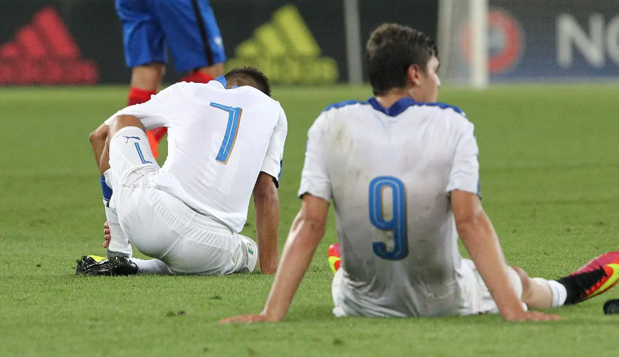 Kesedihan pemain Italia setelah kalah dari Prancis dalam final Piala Eropa U-19 di Sinsheim, Jerman, (24/7/2016). (AFP/Daniel Roland)