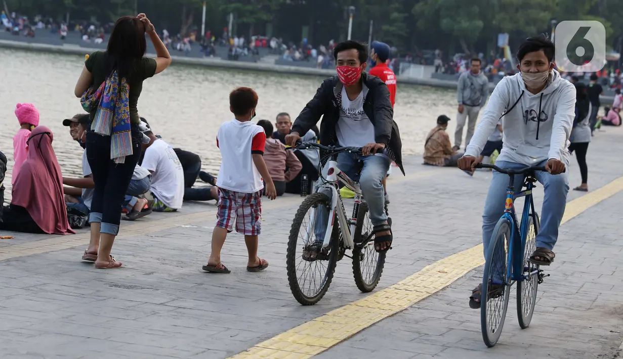 Pesepeda melintasi area pedestrian Danau Sunter, Jakarta, Sabtu (27/6/2020). Meski tidak tersedia lajur khusus untuk sepeda, namun pesepeda tetap terlihat melintas di area pedestrian Danau Sunter, Jakarta. (Liputan6.com/Helmi Fithriansyah)