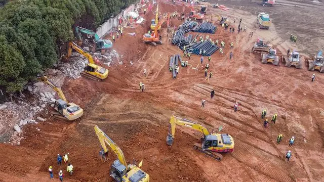 Ekskavator dan truk dikerahkan untuk membangun rumah sakit untuk merawat pasien yang terjangkit wabah virus corona di Wuhan, Provinsi Hubei, China, Senin (27/1/2020).
