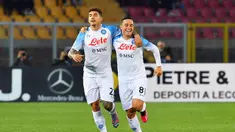 Pemain Napoli Giovanni Di Lorenzo (kiri) merayakan dengan rekan setimnya Giacomo Raspadori setelah mencetak gol ke gawang Lecce pada pertandingan sepak bola Serie A Liga Italia di Stadion Via del Mare, Lecce, Italia, Jumat (7/4/2023). (Giovanni Evangelista/LaPresse via AP)